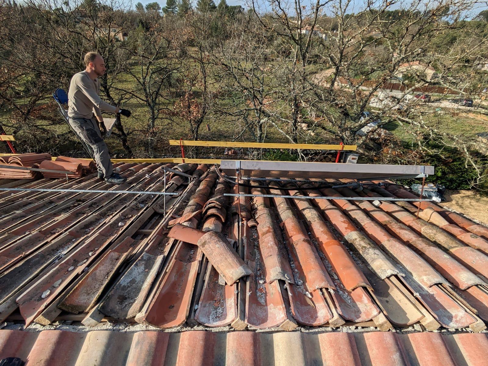 Chantier de réfection : Mise à nu de la toiture avant pose de tuiles neuves